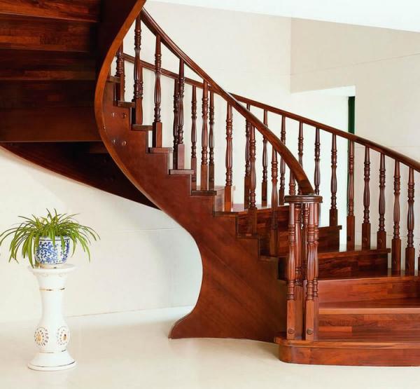 Những ưu điểm của cầu thang gỗ căm xe